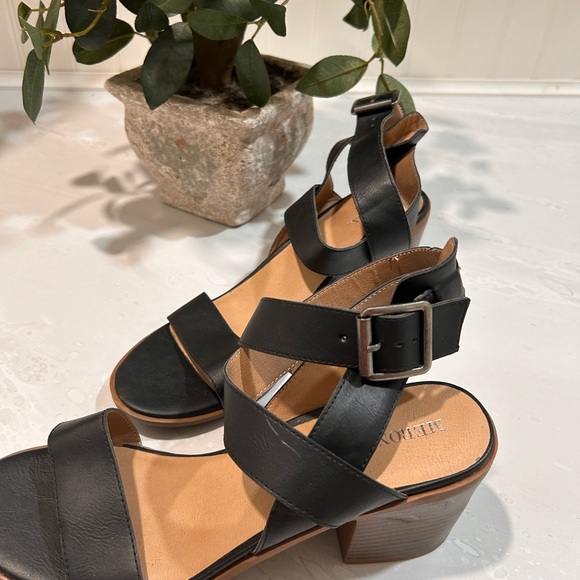 Woman’s strappy sandal - Picture 5 of 5